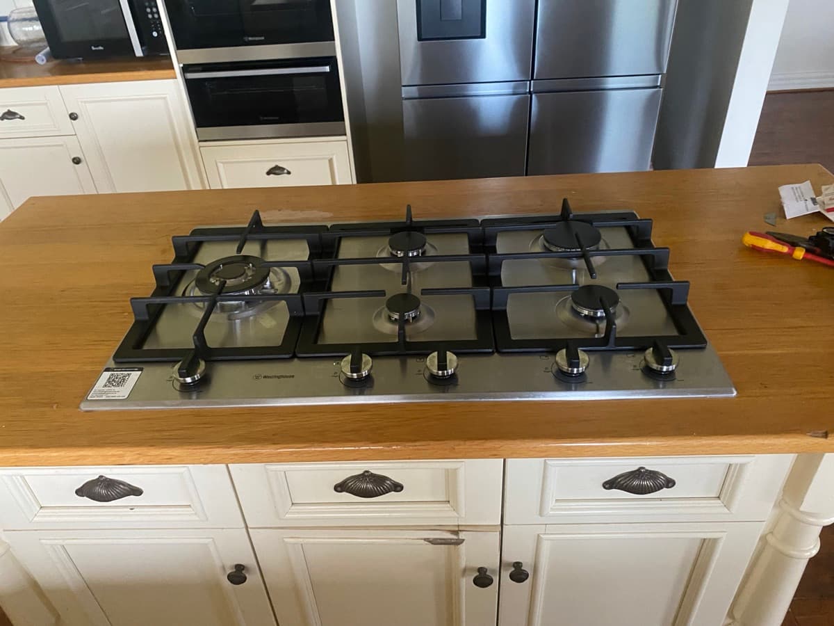 Six-burner gas cooktop installed in a kitchen island